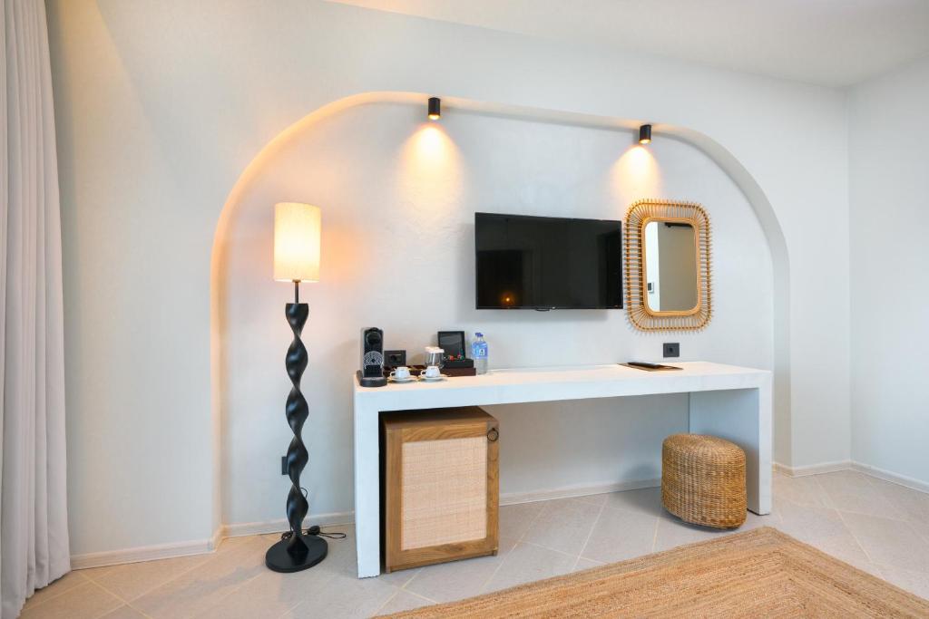 TV a/nebo společenská místnost v ubytování Baia Bodrum Hotel