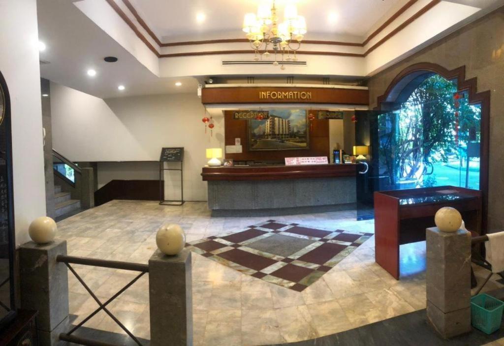 vestíbulo de un hotel con recepción en S.C. Heritage Hotel en Hat Yai