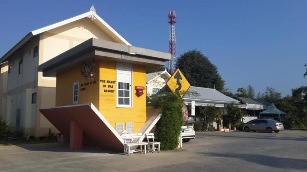 un pequeño edificio amarillo con una rampa que conduce a él en The Heart of Pai en Pai