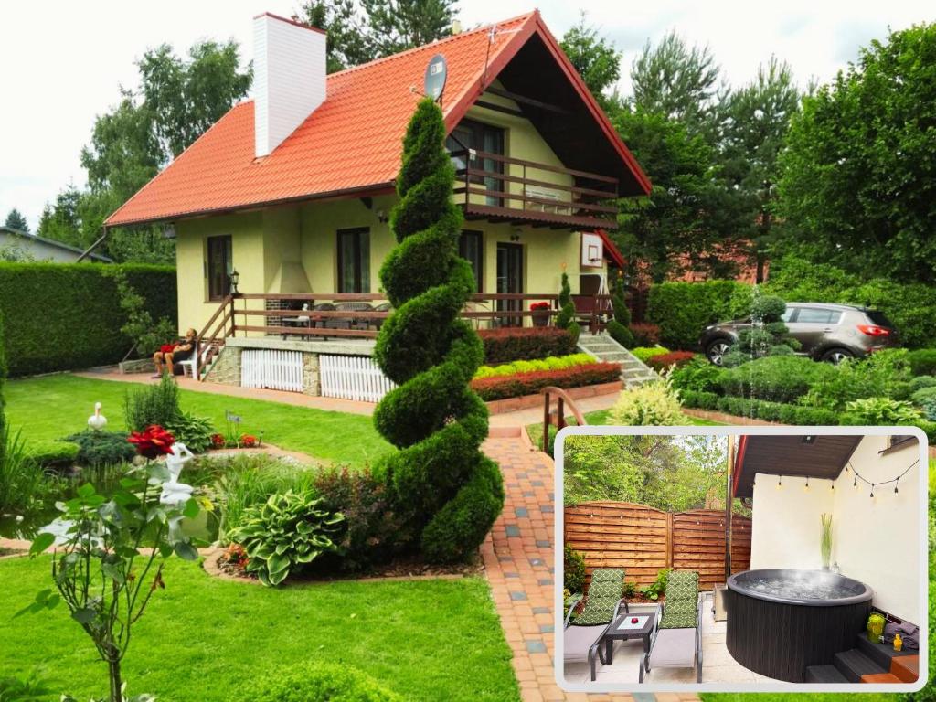um jardim em frente a uma casa com uma fogueira em Domek Kamień em JeleÅ„ska Huta
