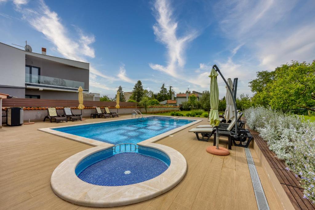 una piscina en el patio trasero de una casa en Apartments Brioni Colors, en Pula