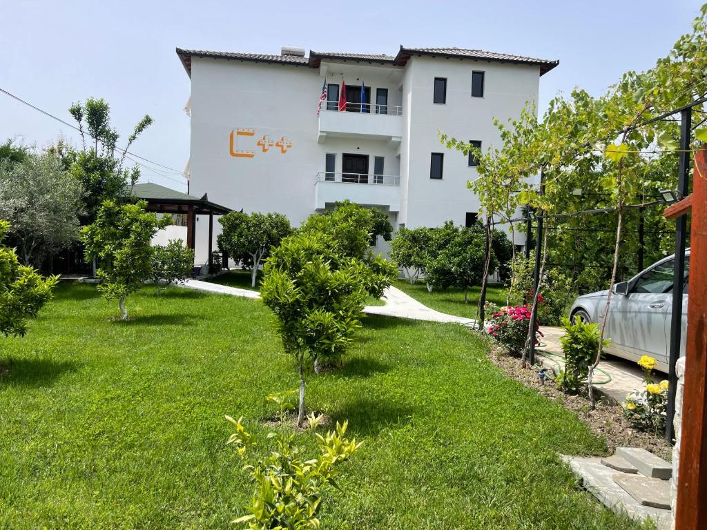 Blick auf das Haus vom Hof in der Unterkunft Hotel Vila C plus plus in Berat
