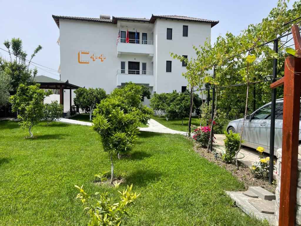 Ein Garten an der Unterkunft Hotel Vila C plus plus
