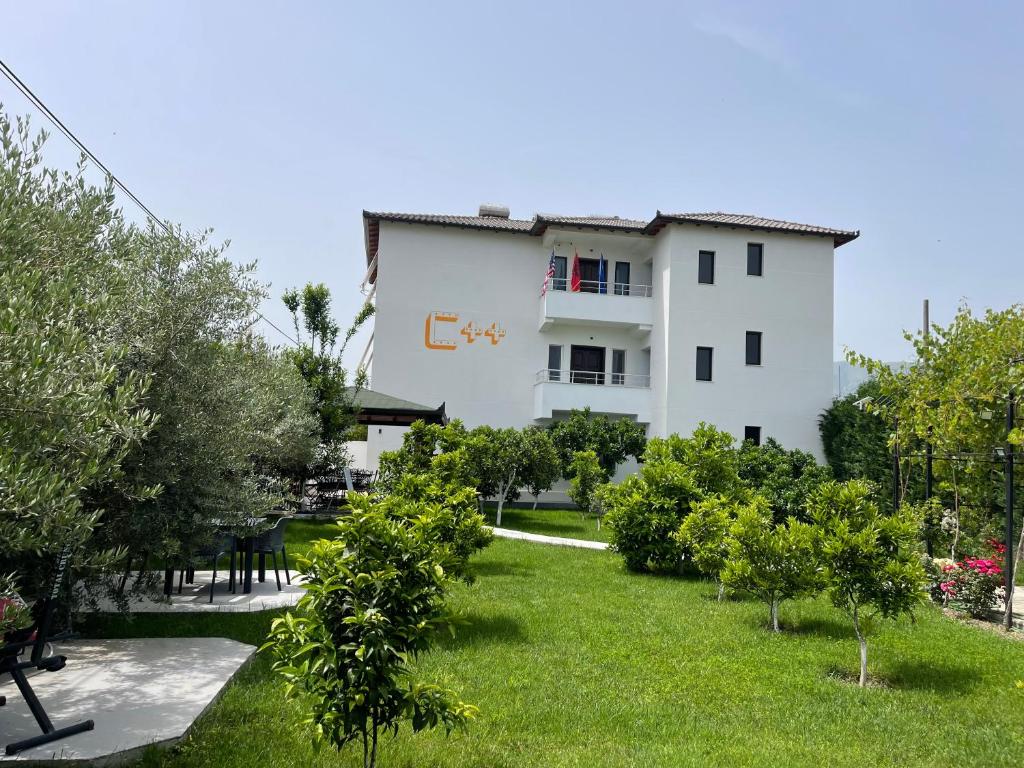 Ein Garten an der Unterkunft Hotel Vila C plus plus
