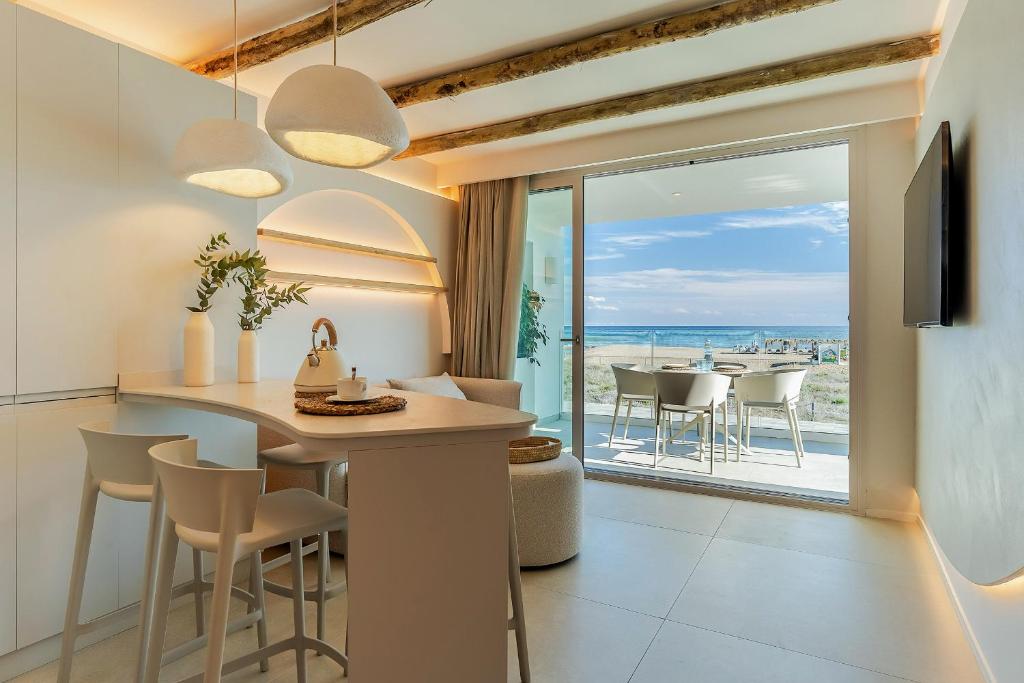 a kitchen and dining room with a view of the ocean at Apartamentos Azul in Castelldefels