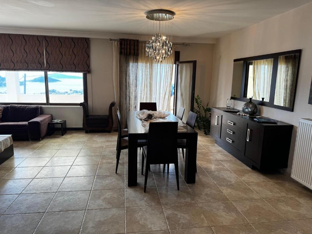 ein Wohnzimmer mit einem Tisch und einem Esszimmer in der Unterkunft Villa Theodora Skiathos in Skiathos-Stadt