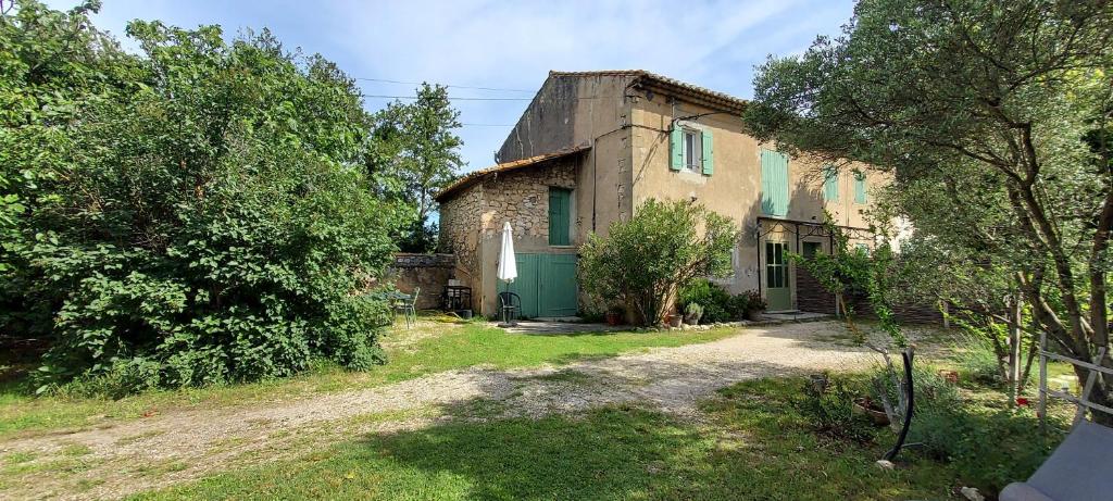 カヴァイヨンにあるGîte Rural "Chez Paulette" - Provence - Luberonの庭の緑の扉のある古家