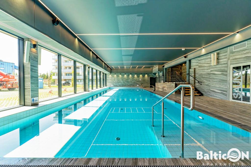 Bazén v ubytovaní Apartamenty BalticON Kasprowicza parking inclusive alebo v jeho blízkosti