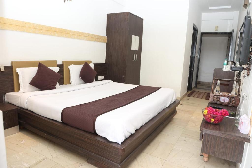 1 dormitorio con 1 cama grande en una habitación en Hotel Panna Paradise, en Agra