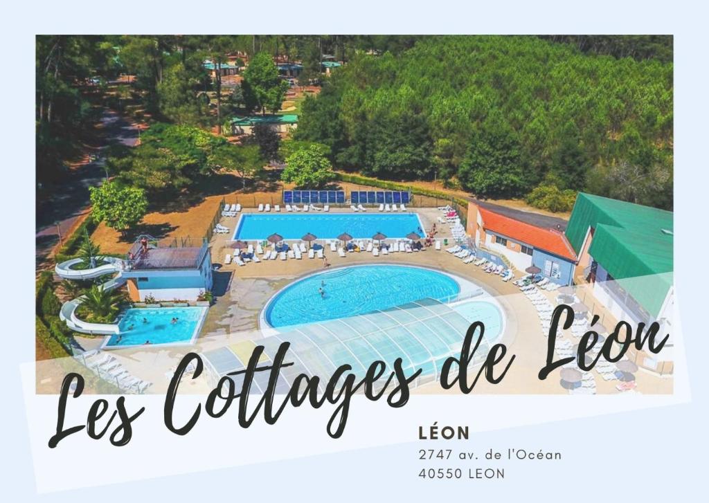 um anúncio para um resort com piscina em LES COTTAGES DE LEON em Léon