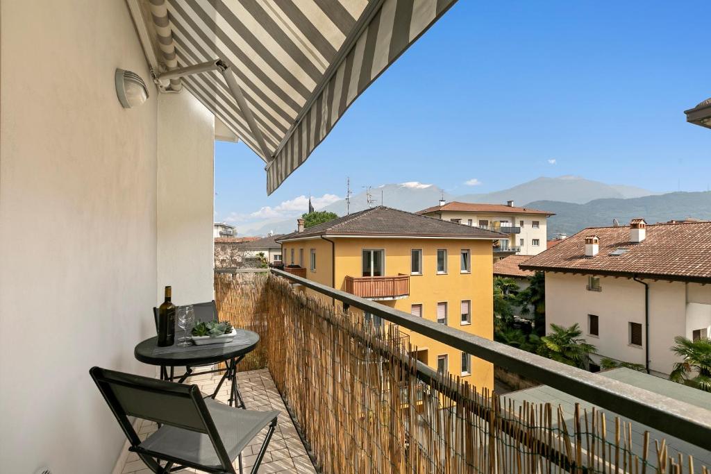 een balkon met een tafel en stoelen in een gebouw bij Casa Elena - Happy Rentals in Riva del Garda