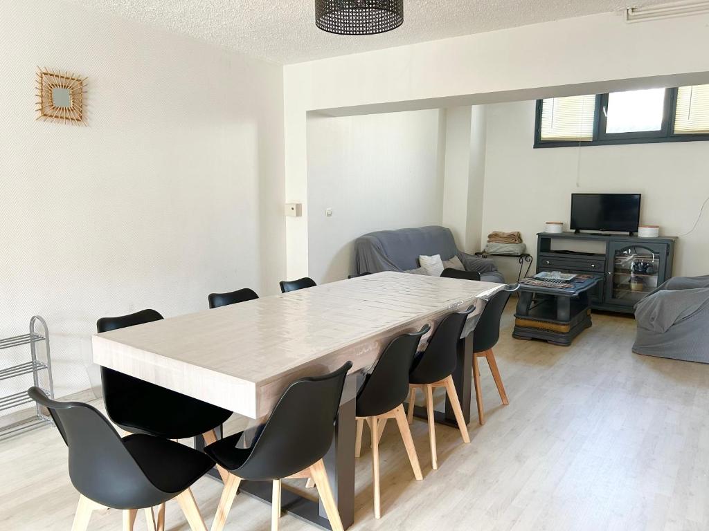 une salle à manger avec une grande table et des chaises dans l'établissement Maison proche centre ville Charleville-Mézières, à Charleville-Mézières