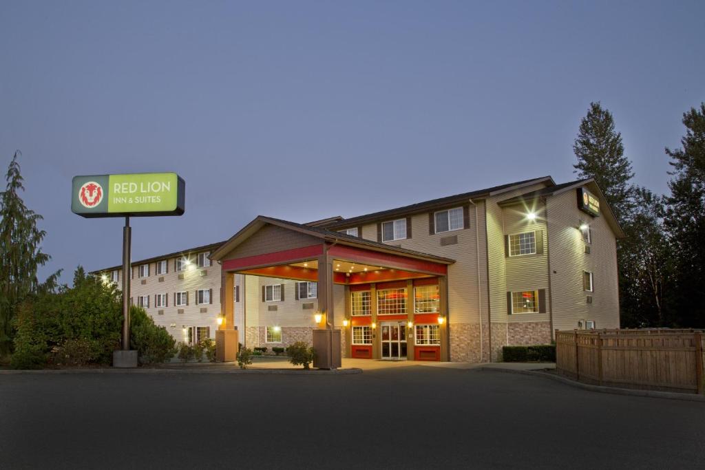 um edifício de hotel com uma placa em frente em Red Lion Inn & Suites Kent - Seattle Area em Kent