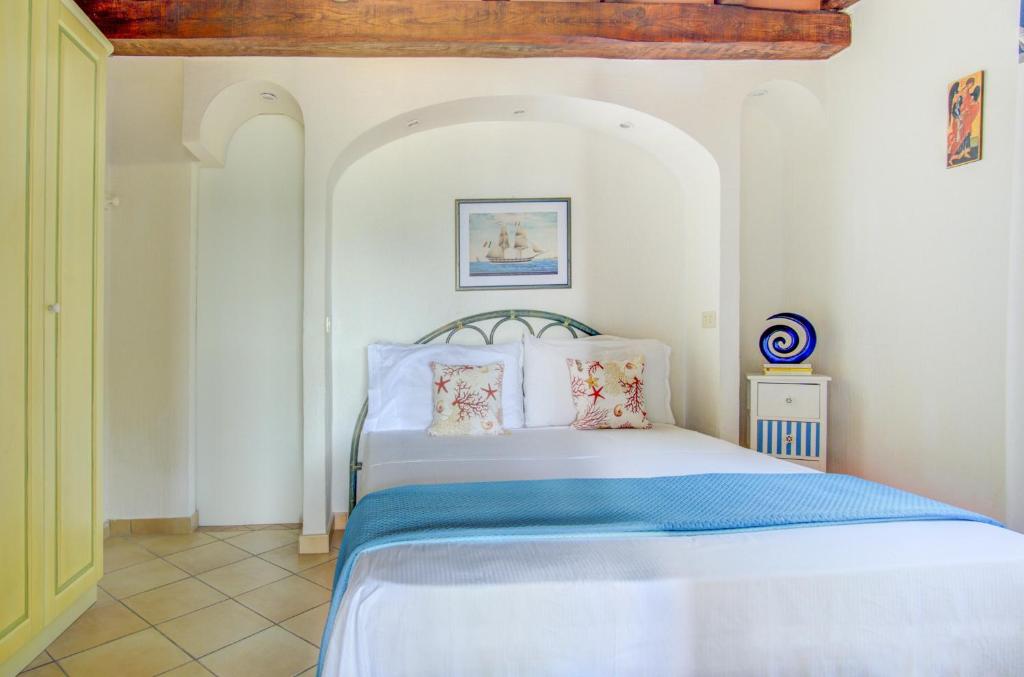 a bedroom with a bed in a room at VILLA MARIA - CAPO D'ORSO - HOME and MORE in Palau
