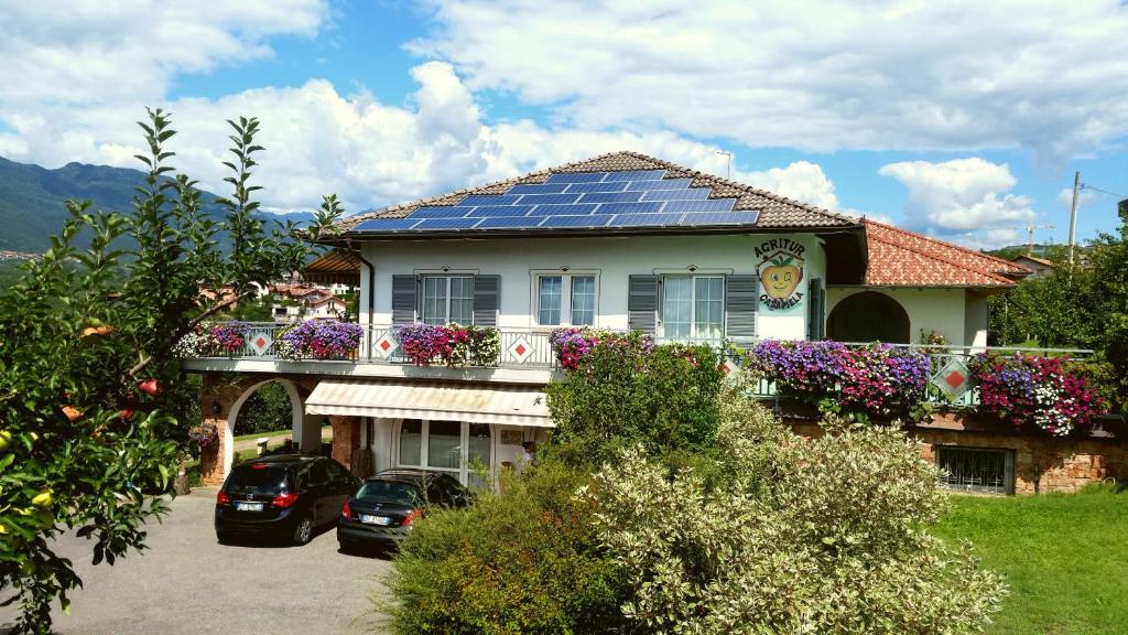 une maison avec beaucoup de panneaux solaires sur le toit dans l'établissement Agritur Casamela, à Taio