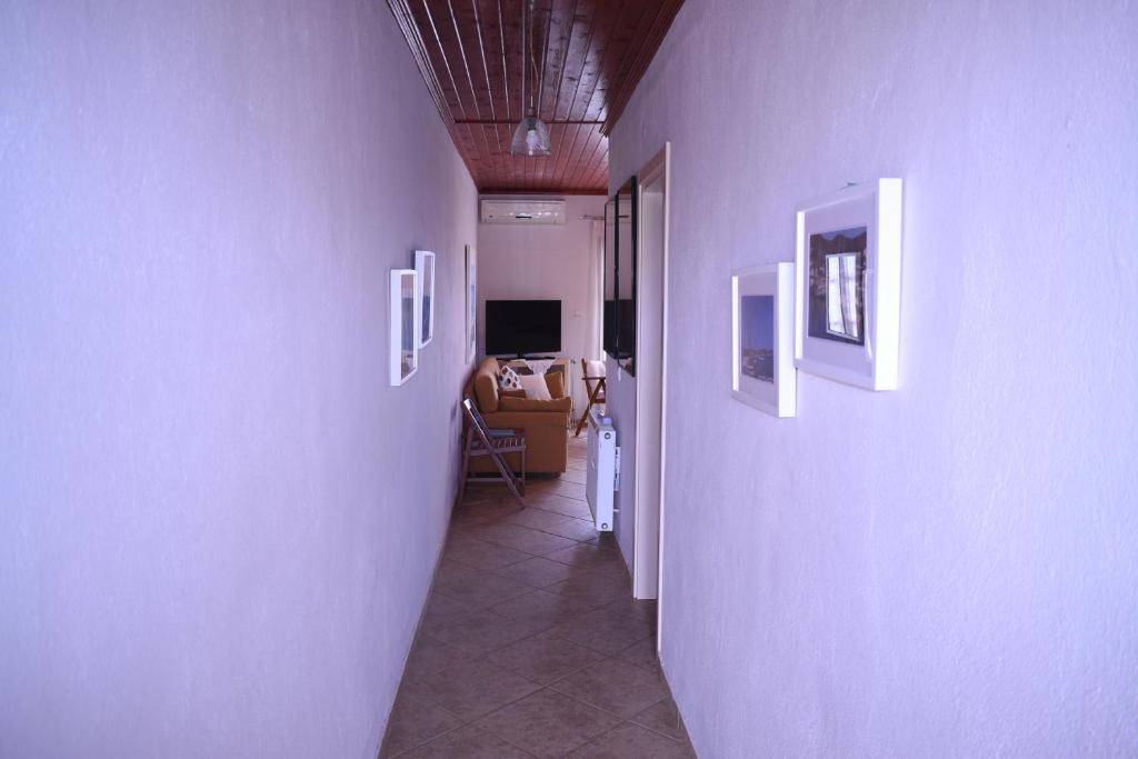TV a/nebo společenská místnost v ubytování Kallikratia Holiday Flat 1