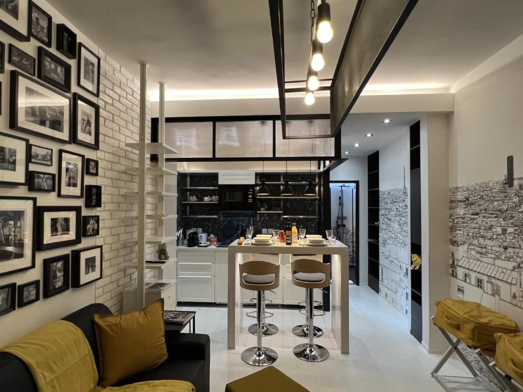 une cuisine et un salon avec une table et des chaises dans l'établissement Appartement design Paris 13eme, à Paris