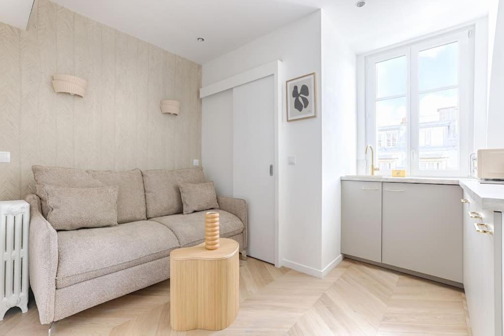 un salon avec un canapé et une table dans l'établissement Cosy Studio Théodore Rousseau II, à Paris