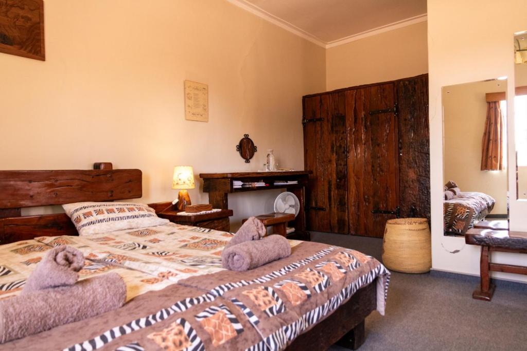 un dormitorio con una cama con dos animales de peluche en Farm Finkenstein en Voigtland