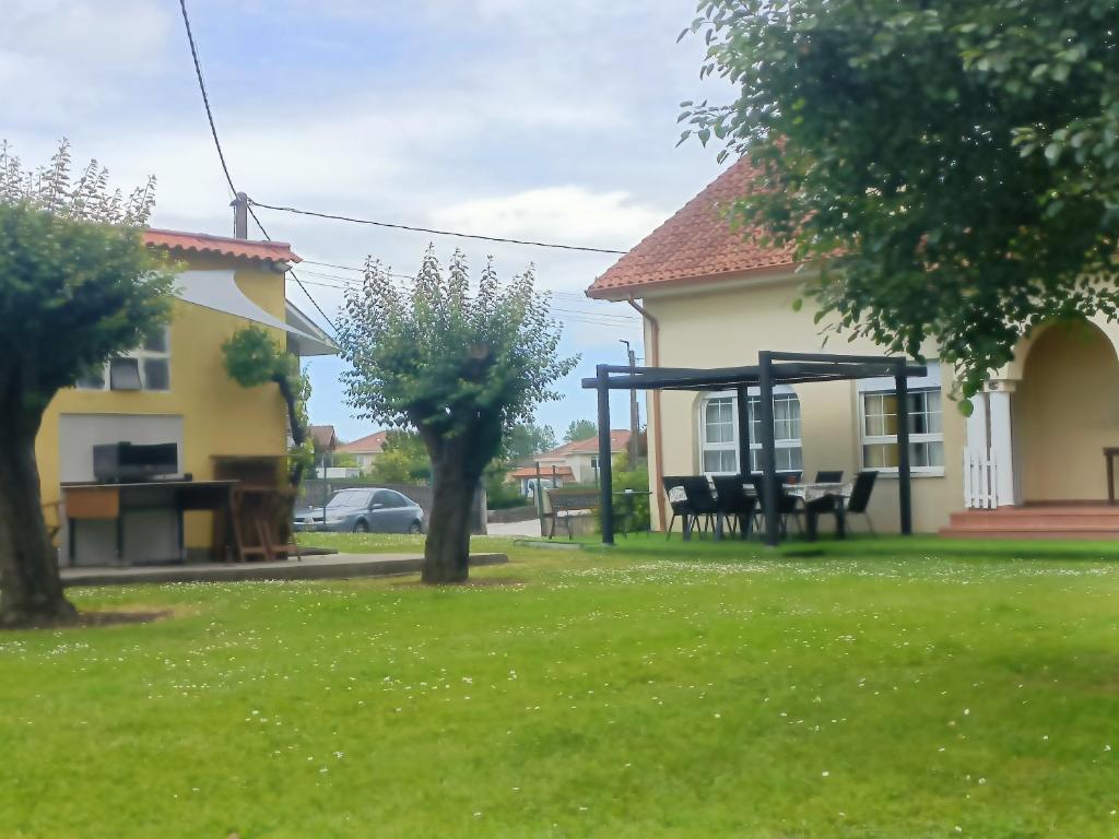 ein Haus mit einem Pavillon im Hof in der Unterkunft Planta baja en chalet con encanto in Bárcena de Cicero