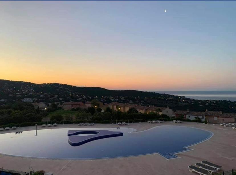 un grand skatepark sur un parking au coucher du soleil dans l'établissement Atricadix, à La Garonnette-Plage