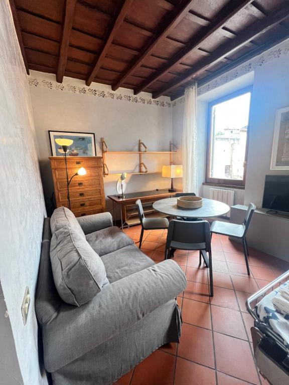 een woonkamer met een bank en een tafel bij Trastevere al Leopardo in Rome