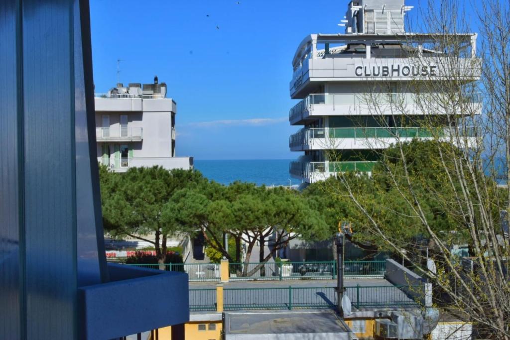 una vista di un edificio con l'oceano sullo sfondo di PADA VESPUCCI a Rimini