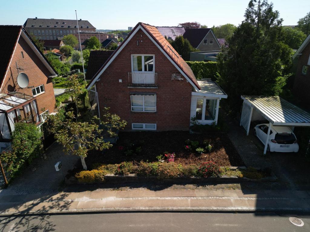 an aerial view of a house with a garden at Kongebrogade 77 in Kolding