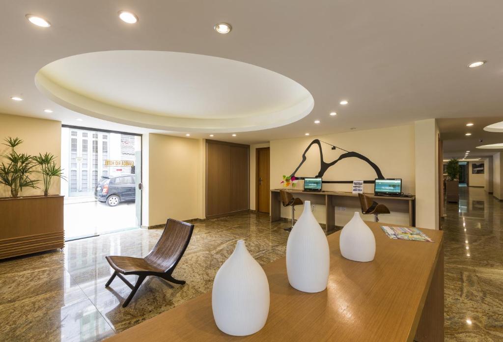 a lobby with white vases on a wooden table at Gamboa Rio Hotel in Rio de Janeiro