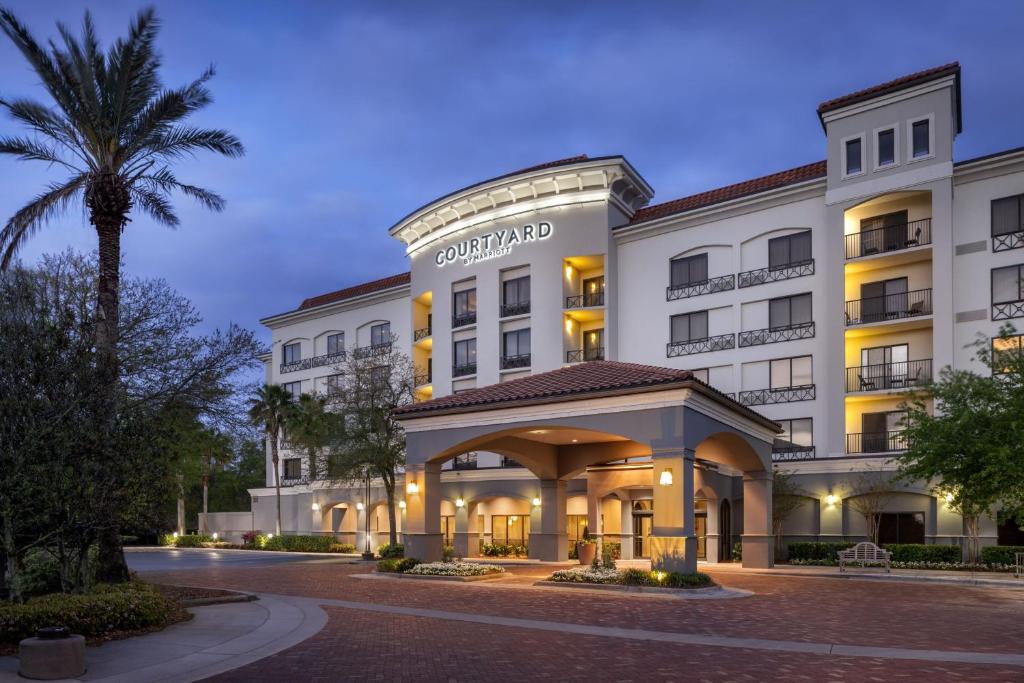 a rendering of the oxford hotel at night w obiekcie Courtyard by Marriott Sandestin at Grand Boulevard w mieście Destin