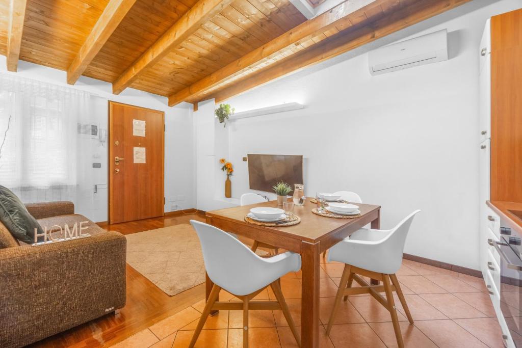 uma cozinha e sala de estar com mesa e cadeiras em TAR5 -20 minutes from DUOMO- Design-Elegant em Milão
