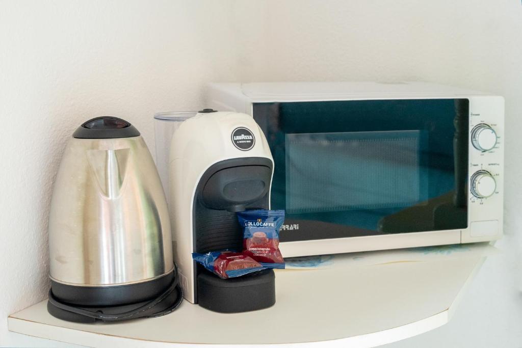 a coffee maker and a microwave on a counter at VILLA MARIA - CAPO D'ORSO - HOME and MORE in Palau