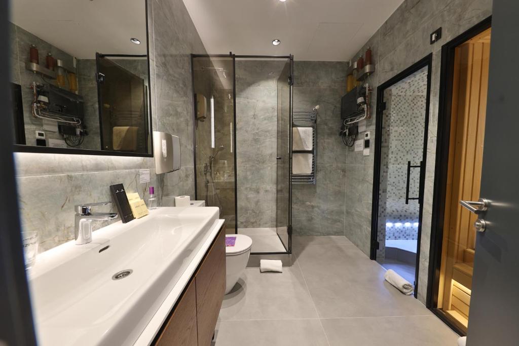 Koupelna v ubytování Atera Business Suites