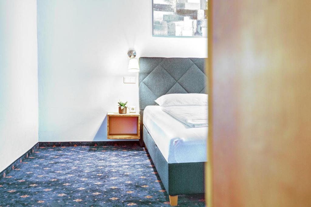 Un pat sau paturi într-o cameră la Landgasthof Schmid - Unterkunft & Restaurant
