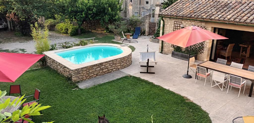 - une vue sur la cour et la piscine dans l'établissement Grande maison de Village, à Villevieille