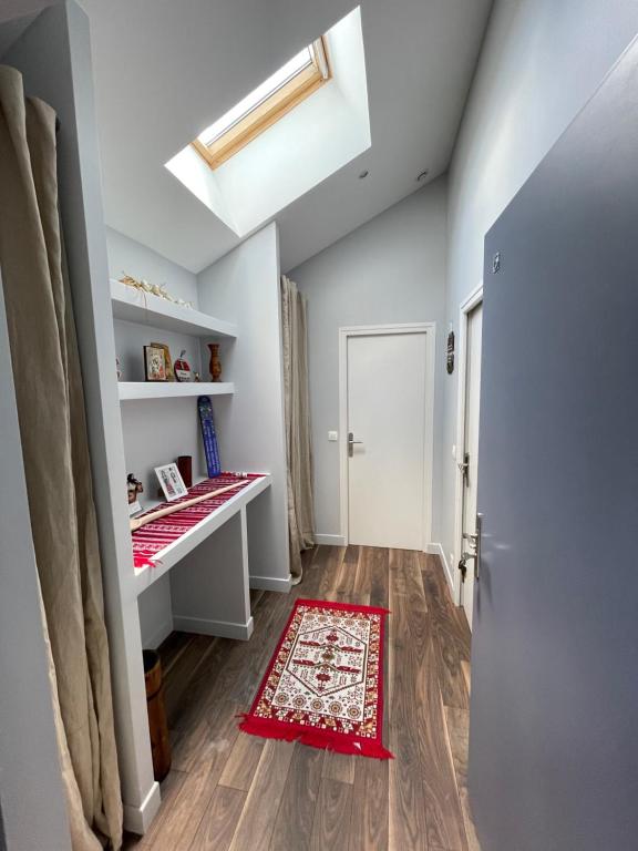 a room with a red rug on a hard wood floor at Apartment 6 confort&modern in Arad