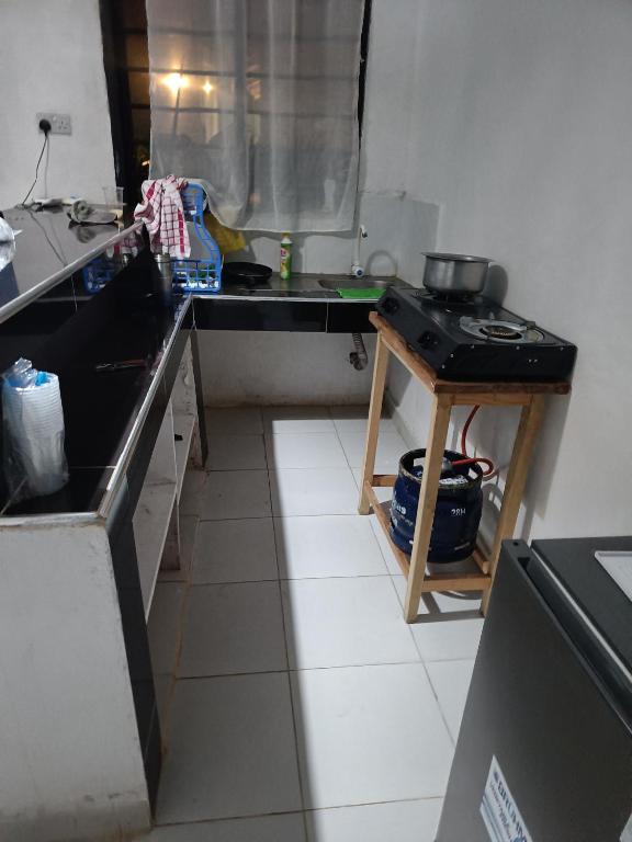 Kuchyň nebo kuchyňský kout v ubytování Harry's BnB Diani