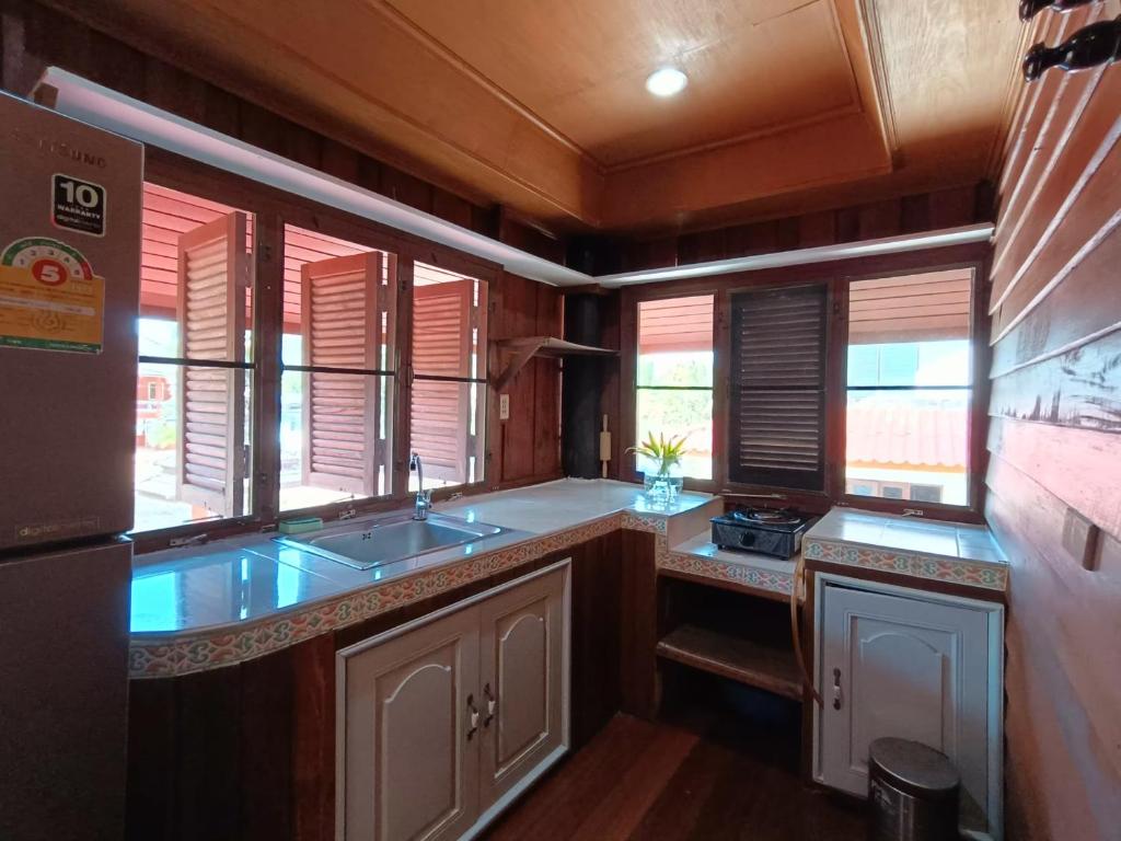 una cucina con lavandino e alcune finestre di Aforetime House @ Samui a Taling Ngam Beach