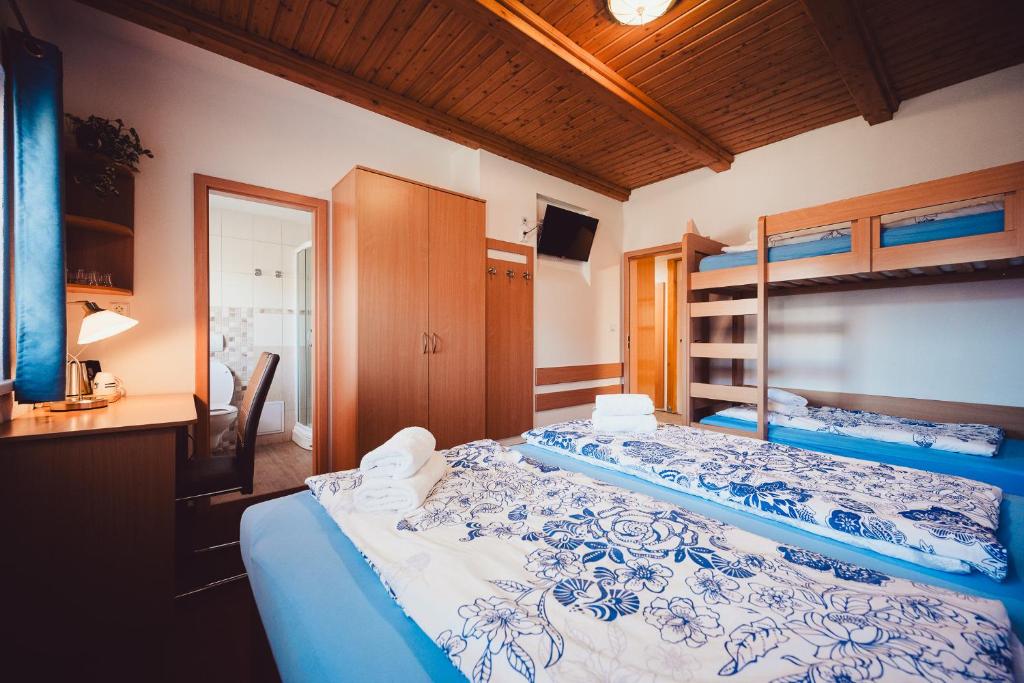Uma cama ou camas num quarto em Chata Adélka