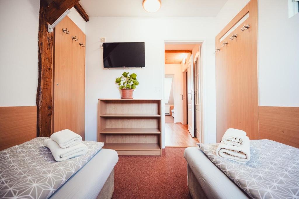 Uma cama ou camas num quarto em Chata Adélka
