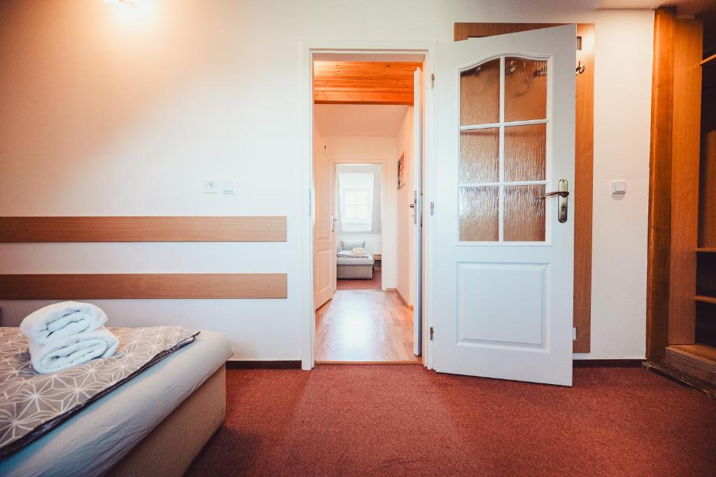 Uma cama ou camas num quarto em Chata Adélka