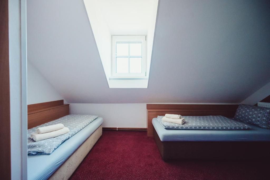Uma cama ou camas num quarto em Chata Adélka