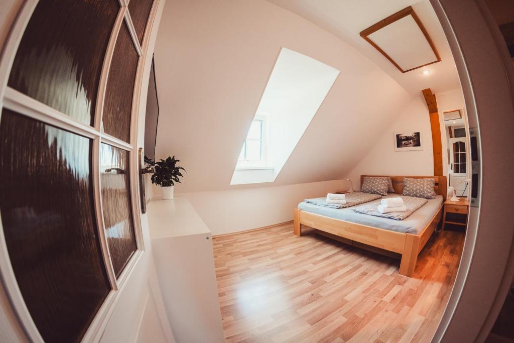 Uma cama ou camas num quarto em Chata Adélka