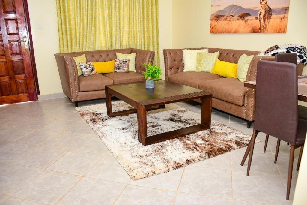 - un salon avec un canapé et une table basse dans l'établissement Cozy 2 bedroom in Kitale-Fully Furnished at 360 Luxury, à Kitale