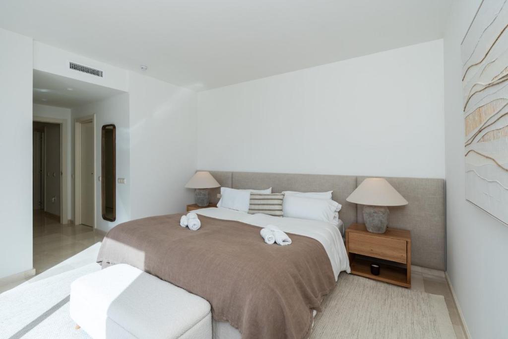 Posteľ alebo postele v izbe v ubytovaní AL-321 Penthouse 3 bedrooms Alcazaba Lagoon