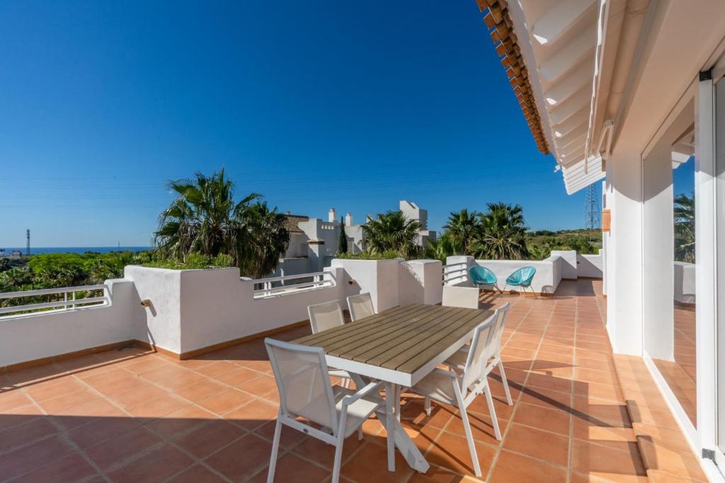Balkón alebo terasa v ubytovaní AL-321 Penthouse 3 bedrooms Alcazaba Lagoon