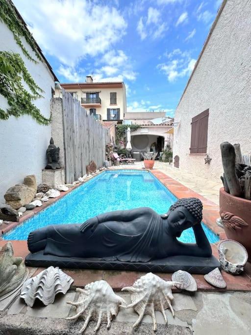 - une statue d'une femme se posant à côté d'une piscine dans l'établissement Cosy Casa, à Saint-Aygulf