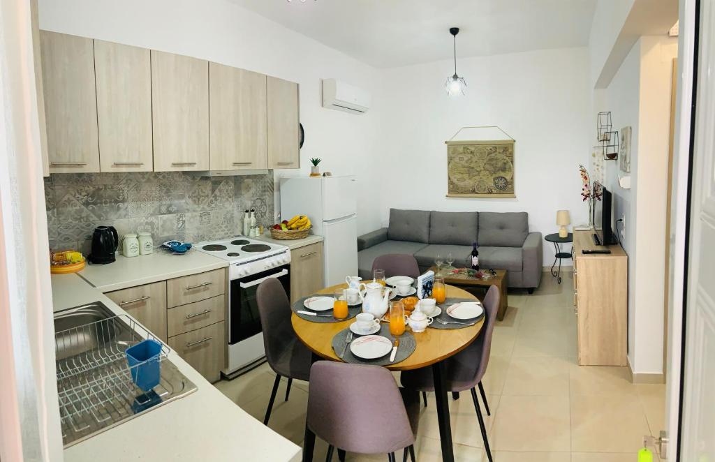 eine Küche und ein Esszimmer mit einem Tisch und Stühlen in der Unterkunft Escape Rooms in Afandou