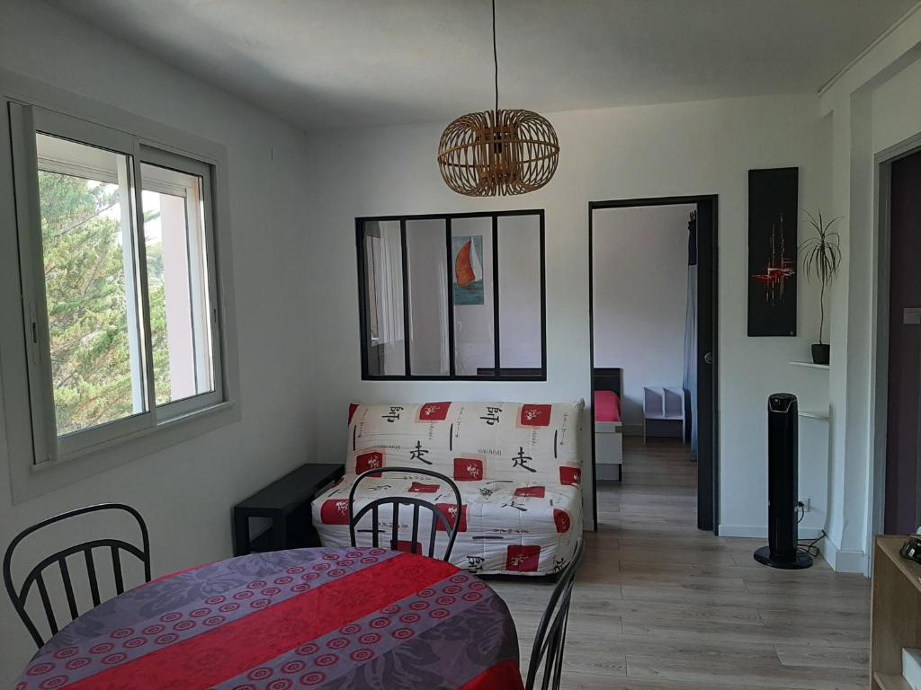 Cette chambre comprend un lit, un canapé et une table. dans l'établissement La Ciotat - T2 à 150m des plages avec parking privée, à La Ciotat