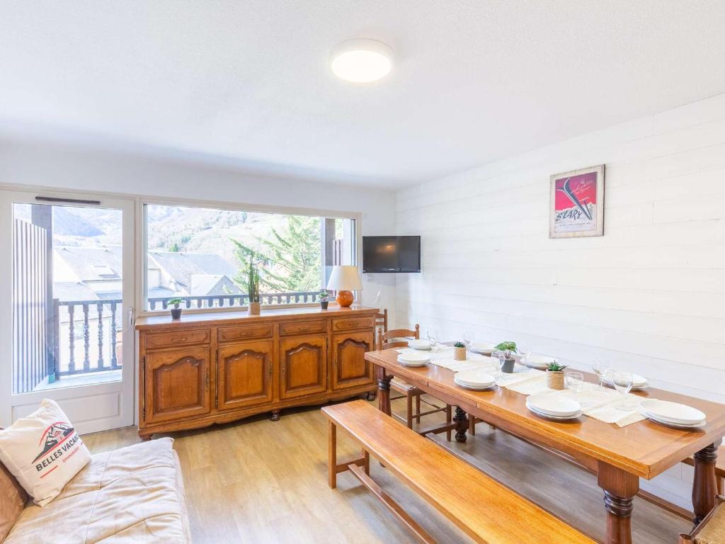 un salon avec une table et un canapé dans l'établissement Duplex 9 pers, Saint Lary Village, proche thermes et télécabine, parking et casier à ski - FR-1-296-235, à Saint-Lary-Soulan